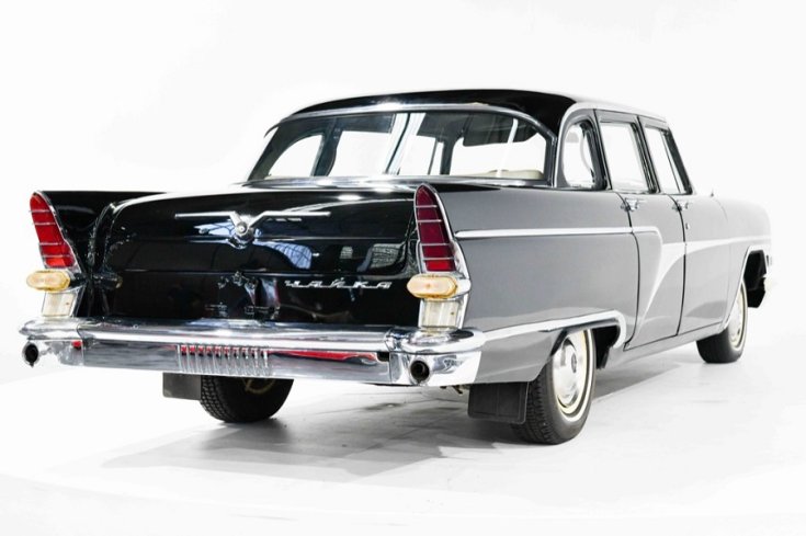 1969 Gaz 13 Csajka, fekete limuzin, hátulról