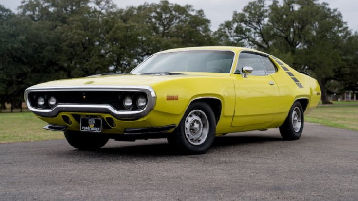 1971 Plymouth Road Runner, sárga kupé oldalt fekete versenycsíkokkal, krómozott orr és lámpakeretek, elölnézet, oldalnézet, balról döntve, alulról fotózva, távolról ráközelítve