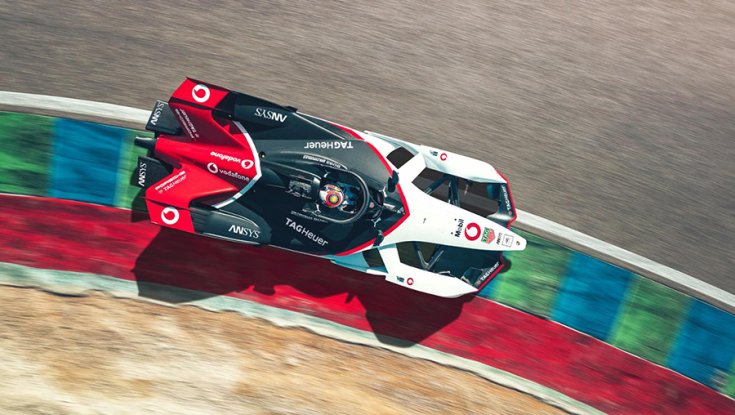 A Porsche 99X Electric felülről fotózva a versenypályán