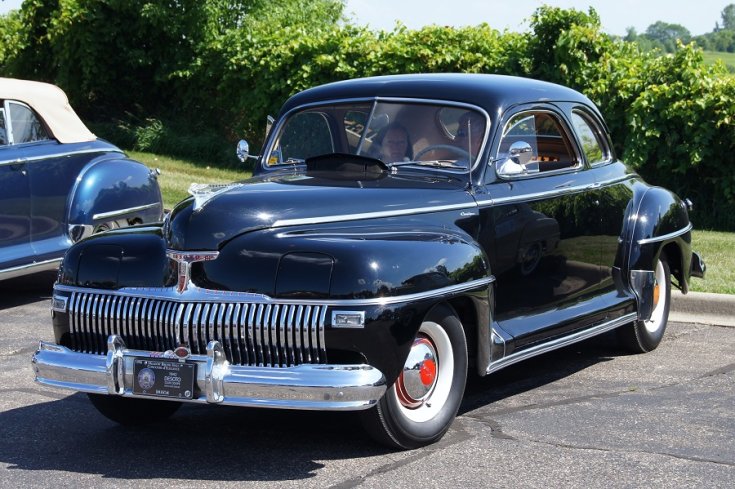 1942 DeSoto Custom Club Coupé, fekete bukólámpás kupé limuzin, osztott szélvédő, elölnézet, oldalnézet, balról, alulról felfelé fotózva