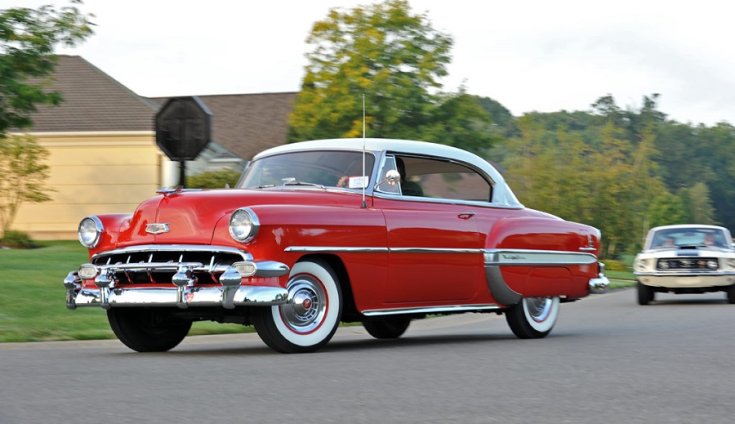 1954 Chevrolet Bel Air, 2 door hardtop, piros kupé fehér tetővel, elölnézet, oldalnézet, balról, vezetés és jobbra kanyarodás közben