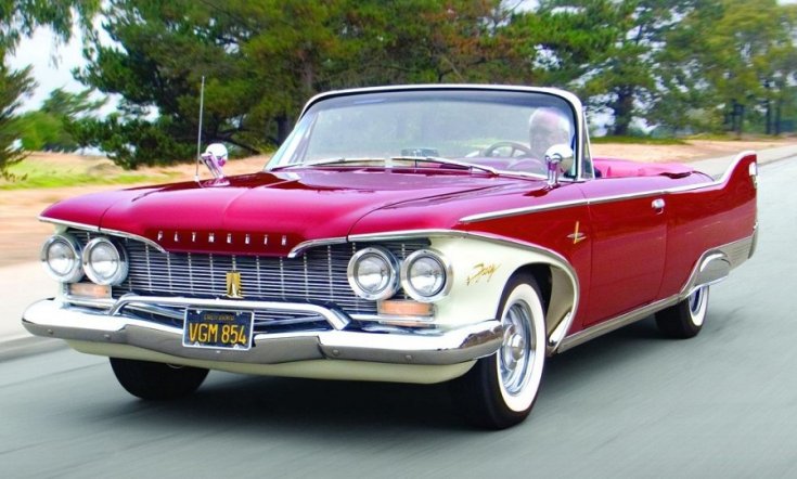 1960 Plymouth Fury, kéttónusú meggyvörös és fehér kabrió, lehúzott tetővel, elölnézet, oldalnézet, balról, alulról fotózva, menet közben