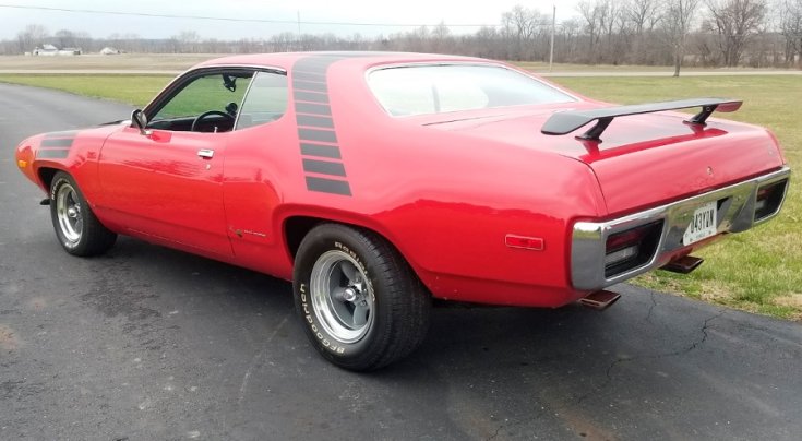 1972 Plymouth Road Runner, GTX trim csomag, fekete 2 ajtós kupé, oldalán fekete versenycsíkokkal, csomagtartón spoiler, piros kupé, hátulnézet, oldalnézet, balról döntve, alulról fotózva