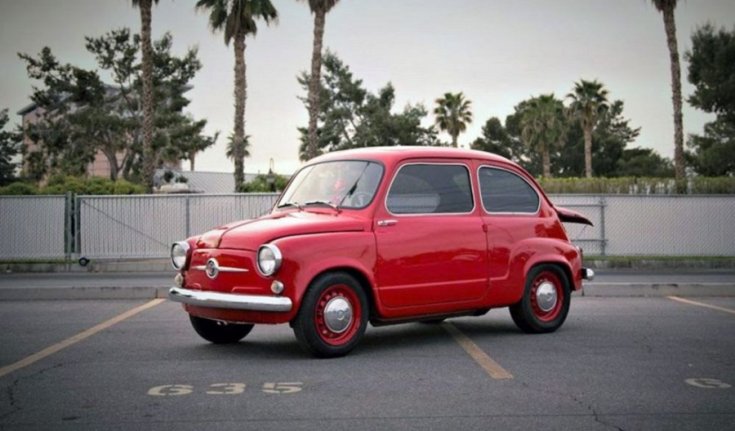 Fiat 600, piros kupé, nyitott motortér