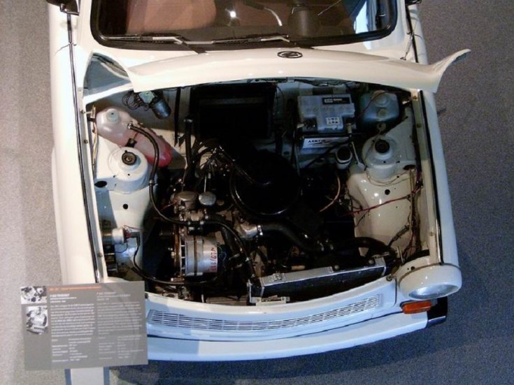 Trabant 602, Wankel motoros prototípus, fehér, nyitott motortér, felülnézet, balra döntve