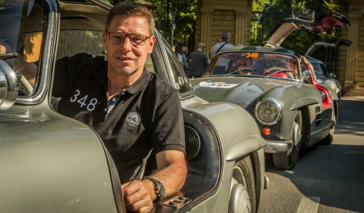 Bernd Mayländer a Mercedes egyik veterán rendezvényén egy autóban oldalról
