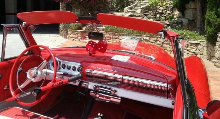 1954 Chevrolet Bel Air kabrió műszerfala, piros króm díszekkel, elölnézet, oldalnézet, jobbra döntve