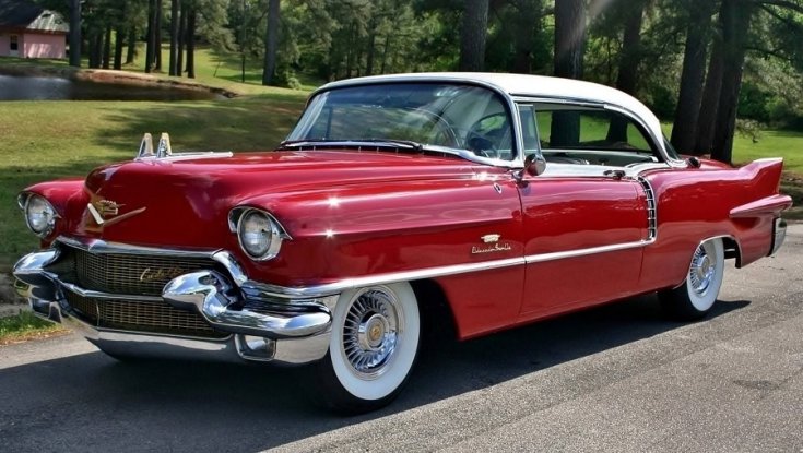 1956 Cadillac Eldorado Seville, vörös kupé fehér tetővel, elölnézet, balról