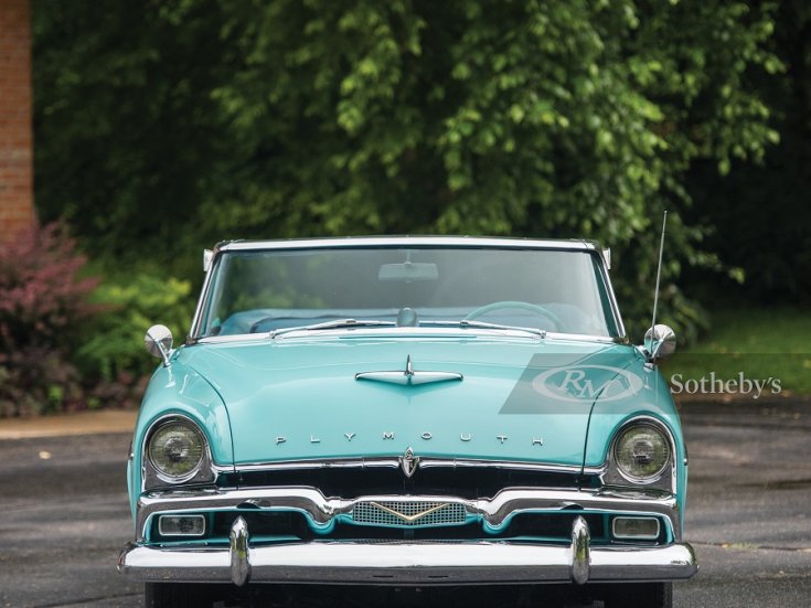 1956 Plymouth Belvedere, türkiz és sötétkék kabrió, elölnézet, szemből, alulról fotózva, kamera kicsit megemelve