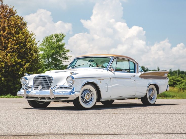 1958 Studebaker Golden Hawk, fehér amerikai sportos GT, aranyszínű tetővel és uszonyokkal, fehér falú gumival, elölnézet, oldalnézet, balról döntve, alulról fotózva