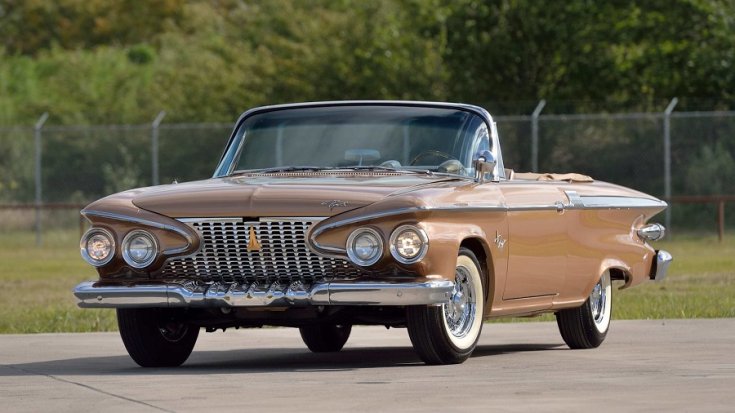 961 Plymouth Fury, bézs színű kabrió, lehúzott tetővel, elölnézet, oldalról döntve, balról, távolról fotózva, ráközelítve
