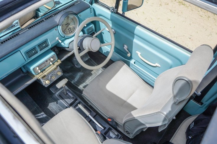 1989 Nissan Pao műszerfala, napfénytetőn át, balról