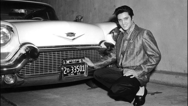 Elvis Presley és egy 1957-es Cadillac előtt térdel