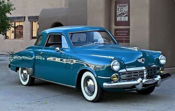 1948 Studebaker Commander Starlight Coupé, kék kupé, azúrkék, fehérfalú gumival, elölnézet, oldalnézet, jobbról döntve, alulról felfelé fotózva