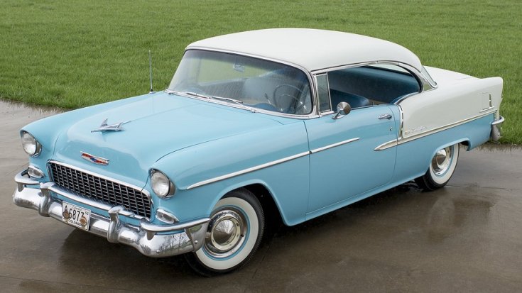1955 Chevrolet Bel Air, világoskék fehér kéttónusú kupé, elölnézet, oldalnézet, balról döntve, felülről fotózva, háttérben pázsit