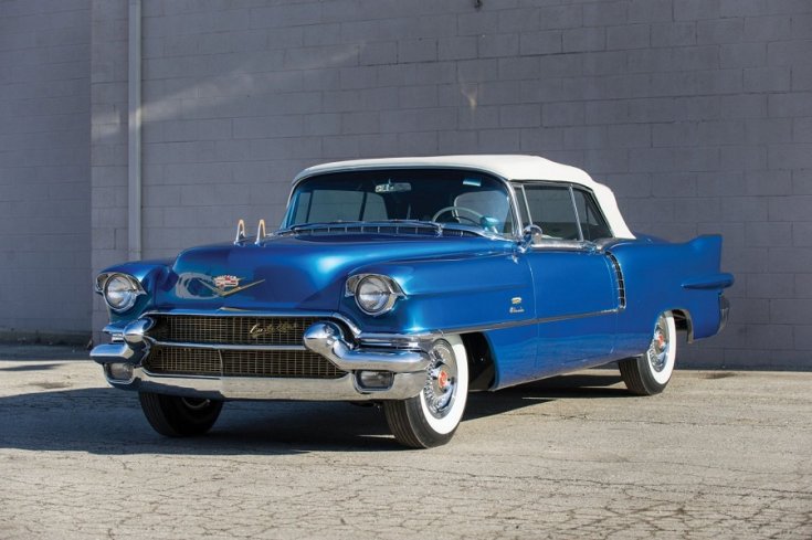 1956 Cadillac Eldorado Biarritz, kék kabrió fehér tetővel, elölnézet, balról