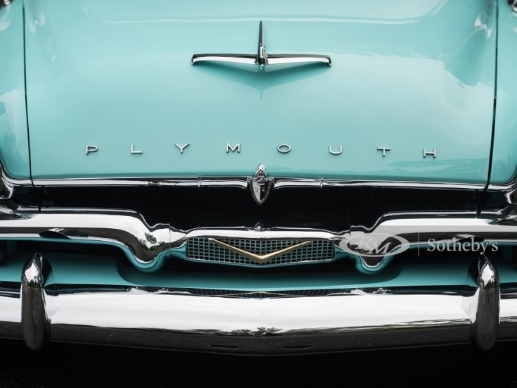 1956 Plymouth Belvedere, türkiz és sötétkék kabrió, hűtőrács és orrdísz, elölnézet, felülről döntve, ráközelítve