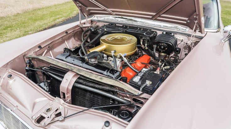 1960 Imperial Crown motortere, szemből lefelé