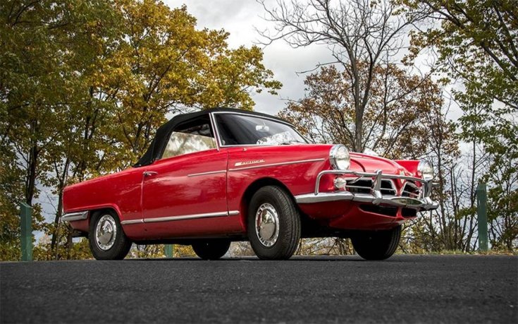1966 NSU Wankel Spider, vörös kabrió, fekete ponyvatető, elölnézet, oldalnézet, jobbról döntve, alulról felfelé fotózva