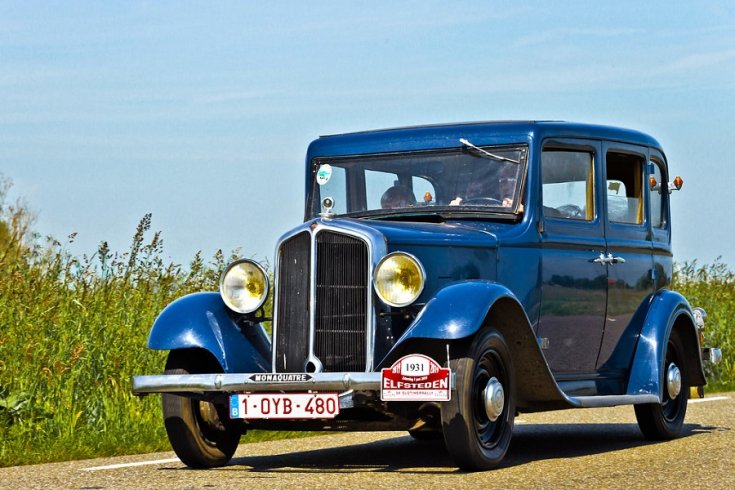 1931 Renault Monaquatre, kék limuzin, elölnézet, oldalnézet, balról, menet közben alulról fotózva