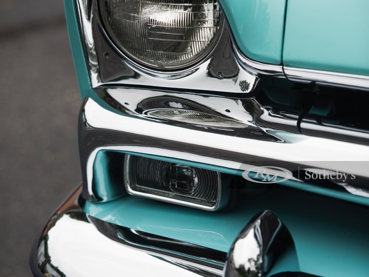 1956 Plymouth Belvedere, türkiz és sötétkék kabrió, jobb első lámpák és króm lökhárító széle, elölnézet, szemből, balról jobbra döntve, alulról fotózva