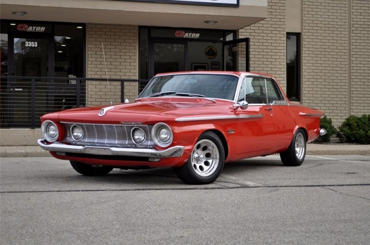1962 Plymouth Sport Fury, élénk vörös kupé, elölnézet, oldalnézet, balról, távolról fotózva