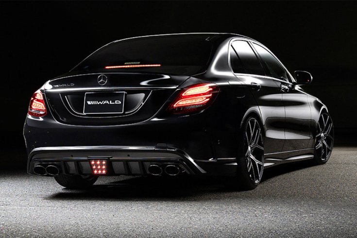 Mercedes-Benz C-osztály hátulja, diffúzorral, F1-es féklámpával