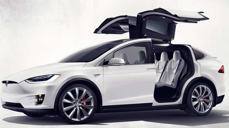 gy Tesla Model X oldalról fotózva