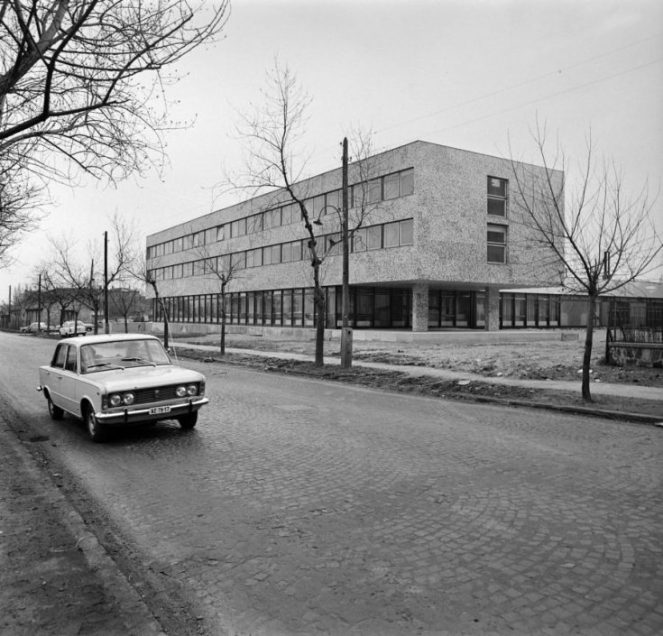 Hamzsabégi út 60., Ál­lami Biztosító Budapesti Gépjárműkárrendezési Központ Ajnácskő utca felőli oldala.