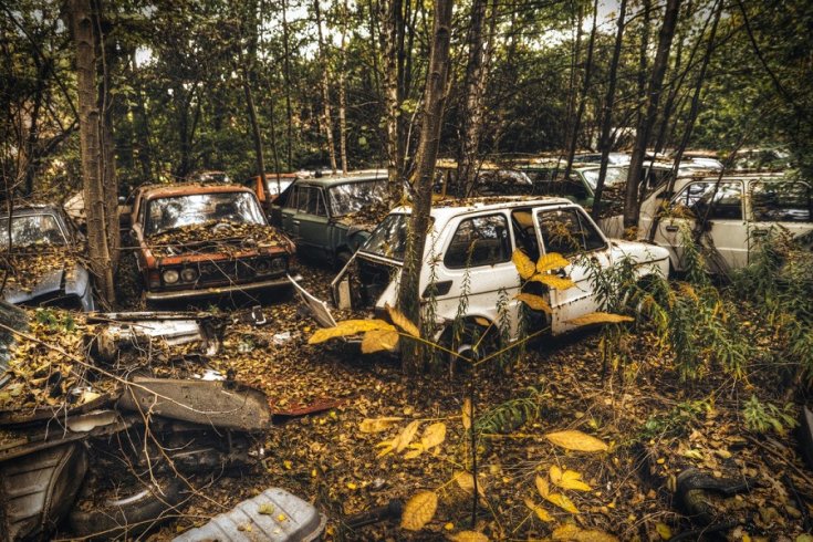 szocialista autótemető, a képen Polski Fiat 126P fehér és 125P narancs, zöld Lada 1200, stb., Hd nagyfelbontású kép