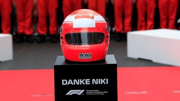 Niki Lauda piros sisakja