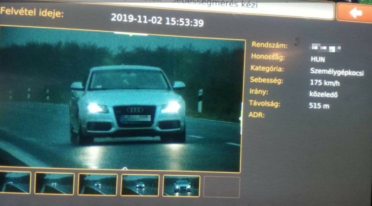 A sebességhatárt jelentősen átlépő Audi szemből