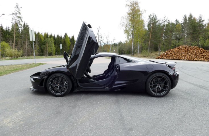 McLaren 720S Spider oldalról fotózva