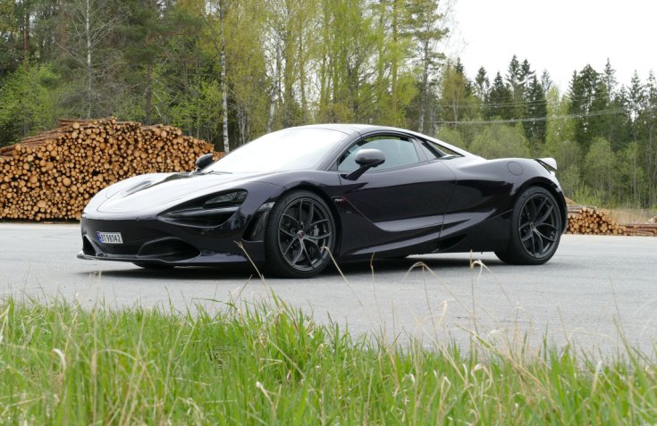 McLaren 720S Spider oldalról fotózva