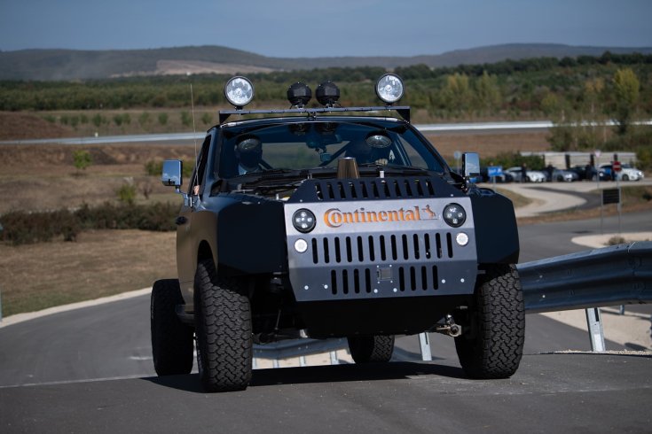 Dodge Ram vázára épített, V8-as motorral ellátott terepjáró