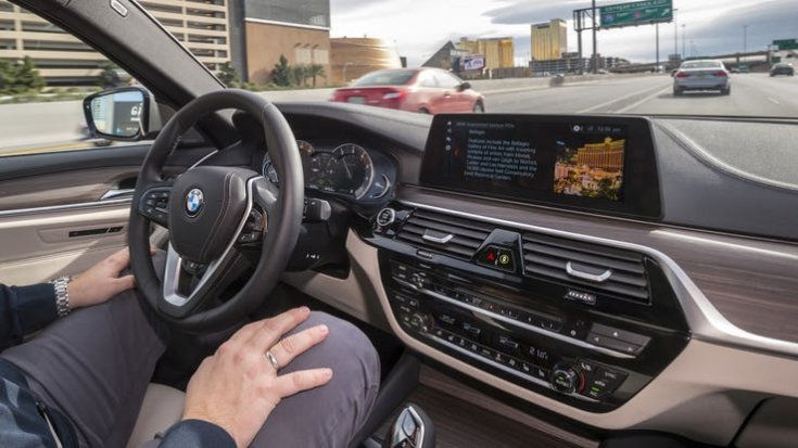 kormányt nem fogó BMW sofőr