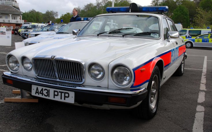 Jaguar XJ6 rendőrautó szemből