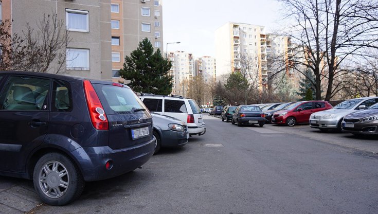 A lakótelepeken nagyon magas a parkolóhelyek kihasználtsága. Sokan nem is találnak helyet, ott állnak meg, ahol éppen tudnak – Fotó: Ujj Péter Tamás / Alapjárat.hu