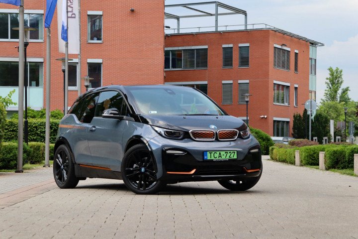 BMW i3 kilenc évig készült szinte változatlan formában: a korai évjáratok kommunikációs rendszere nem 4G kompatibilis – Fotó Macsuga János / Alapjárat.hu