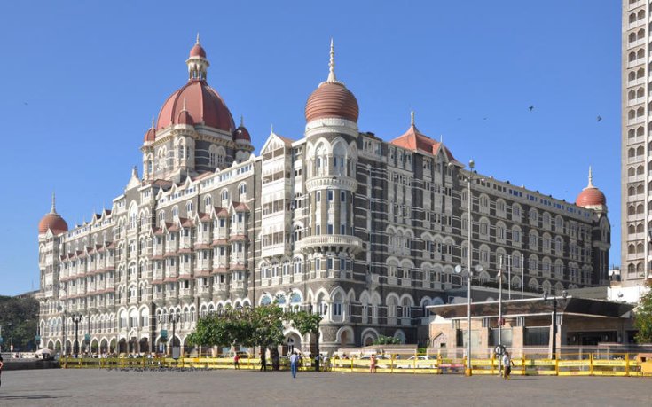 A Taj Mahal Palace nevű ötcsillagos hotel szemből
