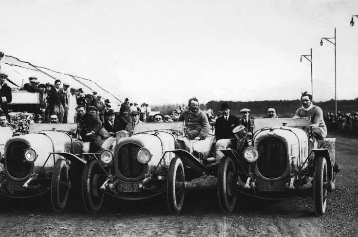 versenyzők készülnek az első Le Mans-i 24 órás versenyre
