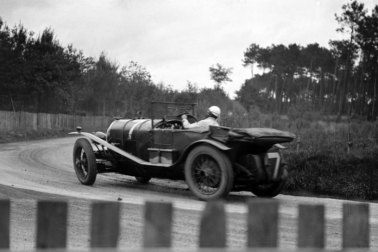 1926-os Bentley 3 Litre Sport menet közben, hátulról