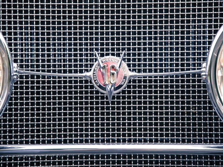 1931 Cadillac Series 452 V16, hűtőrács és „V16” embléma, elölnézet, szemből, ráközelítve