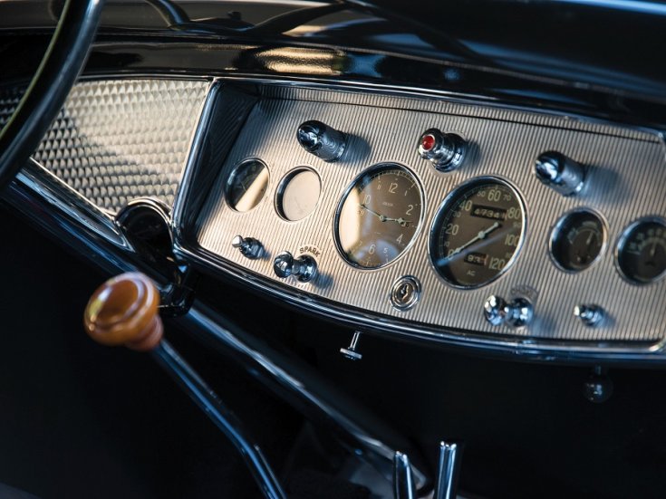 1931 Cadillac Series 542 V16, fekete roadster, fém műszerfal, elölnézet, oldalnézet, jobbról, közelítve