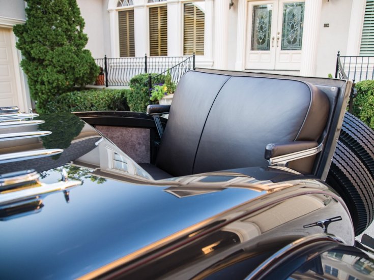 1931 Cadillac Series 452 V16, fekete roadster, nyitott rumble seat, elölnézet, oldalnézet, balról