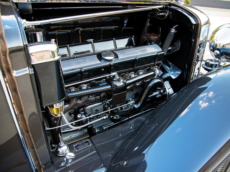 1931 Cadillac Series 452 V16, fekete roadster, nyitott motortér, elölnézet, oldalnézet, jobbról
