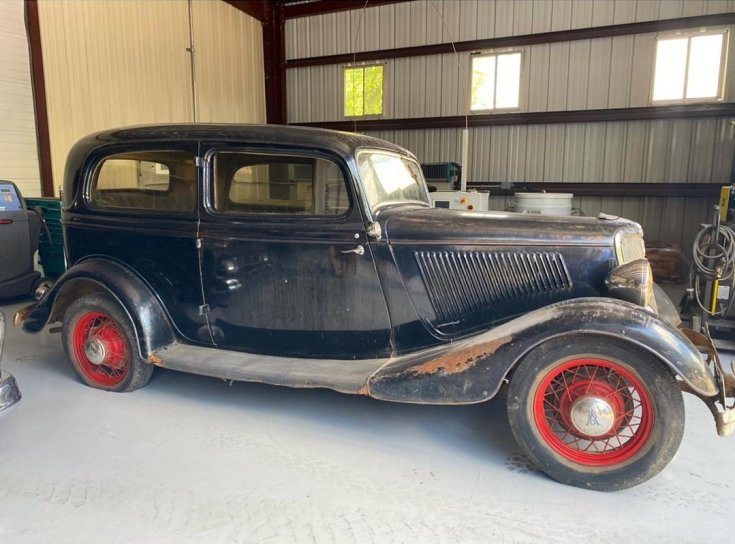1934-es évjáratú Ford oldalról fotózva