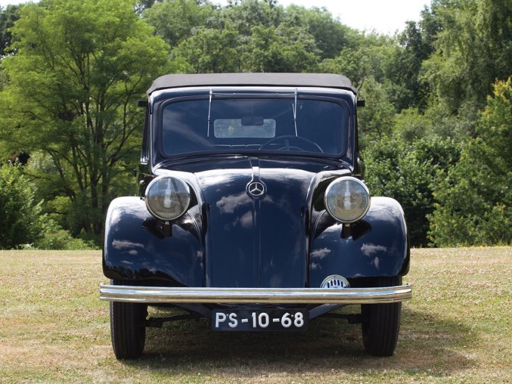 1936 Mercedes-Benz 130H (W23) fekete kabrió limuzin, elölnézet, szemből, alulról fotózva