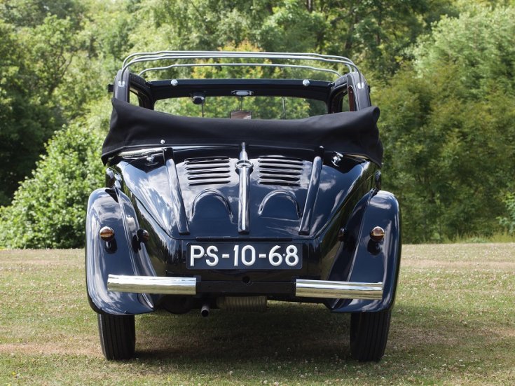 1936 Mercedes-Benz 130H (W23) fekete kabrió limuzin, hátulnézet, szemből, alulról fotózva