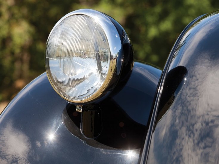 1936 Mercedes-Benz 130H (W23) fekete kabrió limuzin, jobb első lámpa, elölnézet, oldalról döntve, jobbra, alulról fotózva
